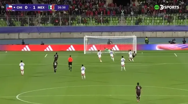 La reacción de Sebastián Mella en el primer gol de México. (Captura DSports Chile).
