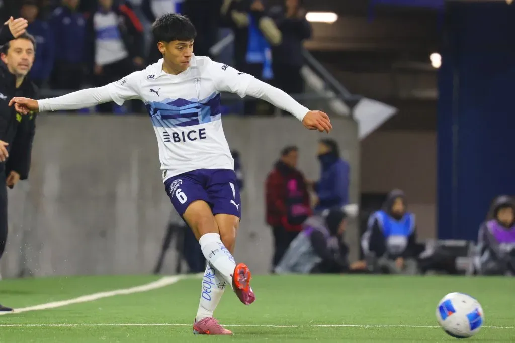Sebastián Arancibia en acción por la Universidad Católica, donde debutó con Tiago Nunes. (Dragomir Yankovic/Photosport).