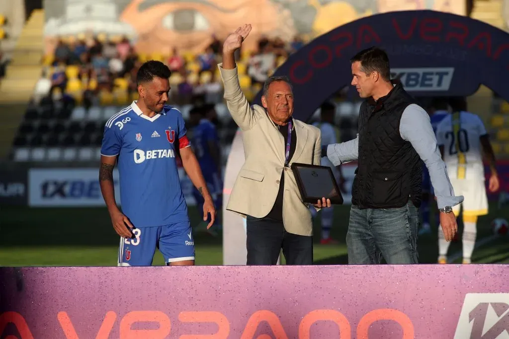 Russo fue homenajeado por la U en 2023 antes de un amistoso con Rosario Central. Imagen: Photosport