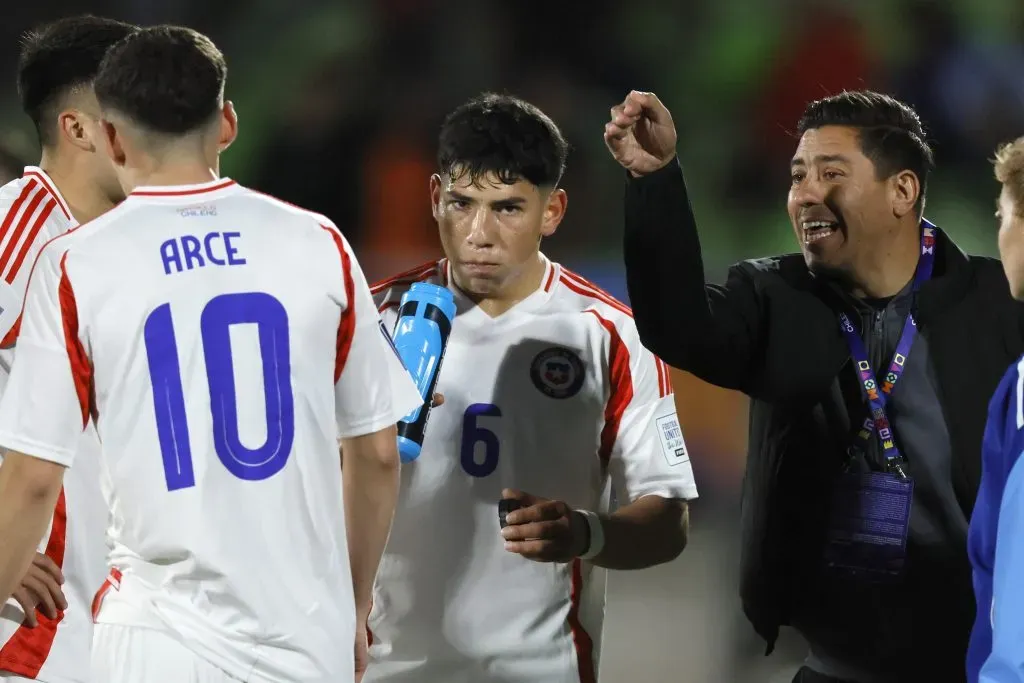 Nicolás Córdova entregándole métricas a sus jugadores. Foto: Andres Pina/Photosport