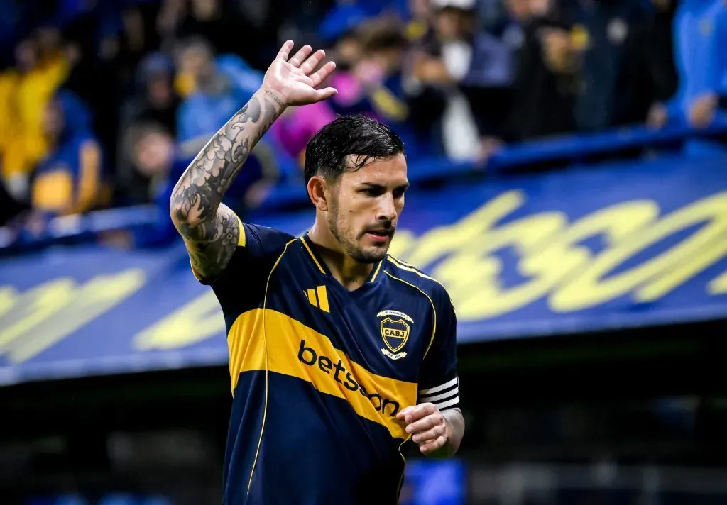 Leandro Paredes se despidió de Miguel Ángel Russo.  (Photo by Marcelo Endelli/Getty Images)