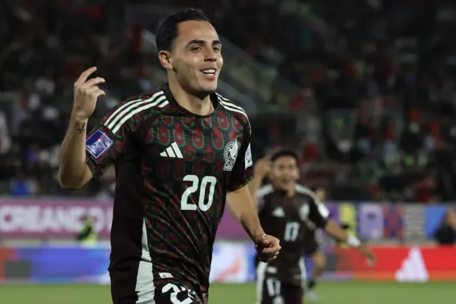 Hugo Camberos puede pasar de marcarle a Chile en el Mundial Sub 20 a jugar en el Sevilla con Alexis Sánchez y Gabriel Suazo. Foto: Photosport.