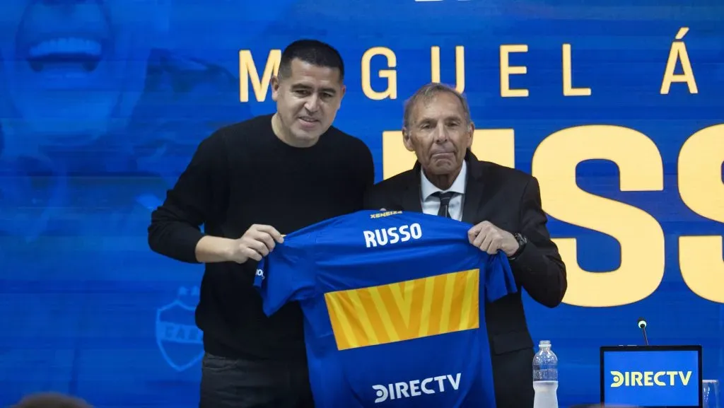 Juan Román Riquelme y Miguel Ángel Russo en su presentación como DT de Boca. (Sebastián Rodeiro/Getty Images).