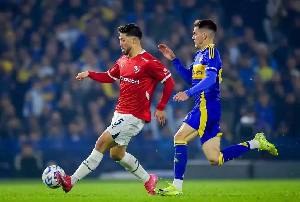 Felipe Loyola enfrenta la marca de Kevin Zenón en un duelo de Independiente vs Boca Juniors. (Marcelo Endelli/Getty Images).