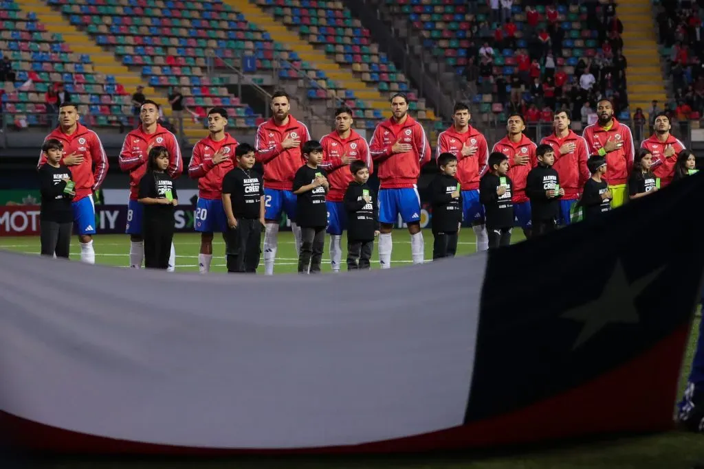 Chile entona el himno patrio antes de jugar frente a Perú. (Felipe Zanca/Photosport).