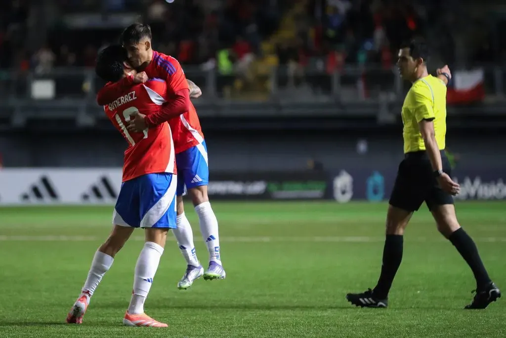 Maxi Gutiérrez celebra junto a Fabián Hormazábal su gol en la selección chilena. (Felipe Zanca/Photosport).