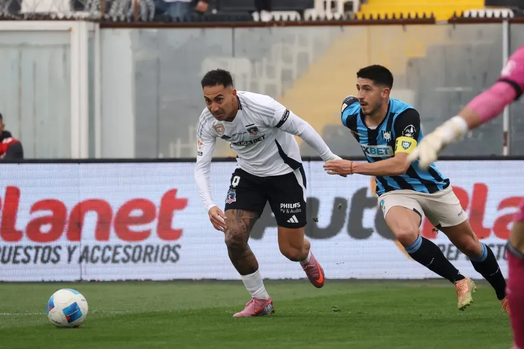 Benjamín Gazzolo marca a Javier Correa en un duelo entre Colo Colo vs Huachipato. (Jonnathan Oyarzun/Photosport).