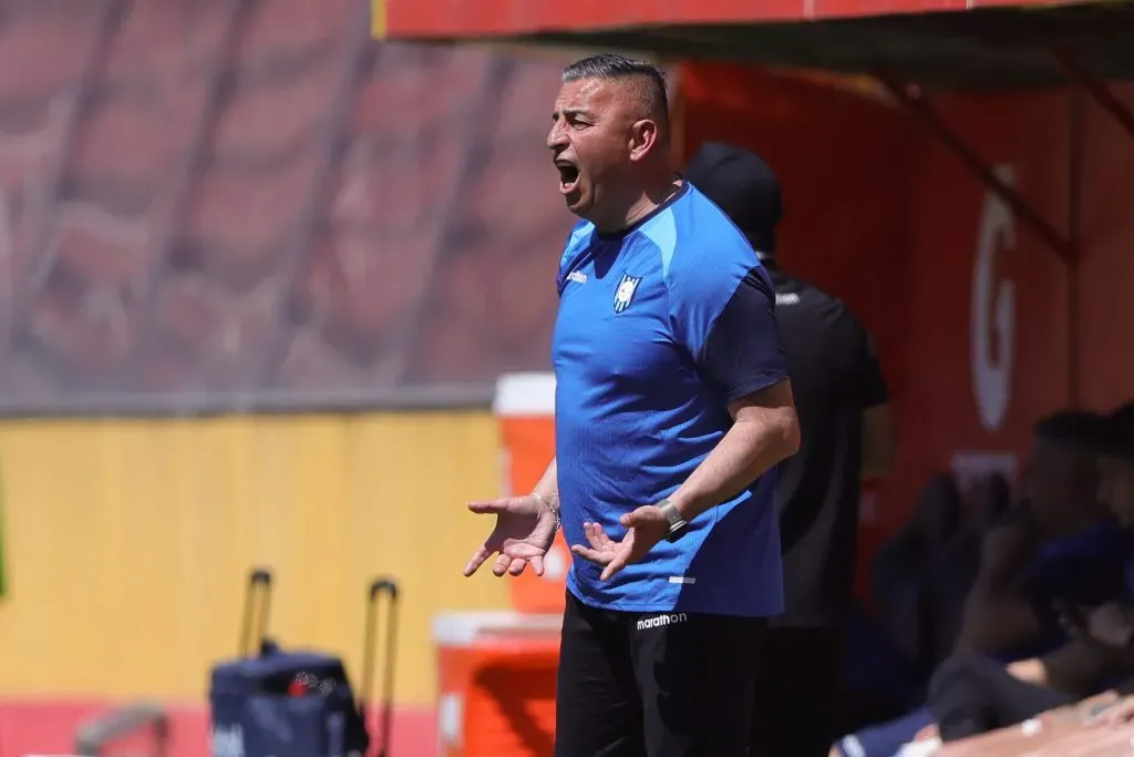 Jaime García da indicaciones en el estadio Santa Laura. (Felipe Zanca/Photosport).