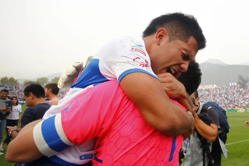 Diego Rojas se abraza con Cristopher Toselli Felipe Zanca/Photosport