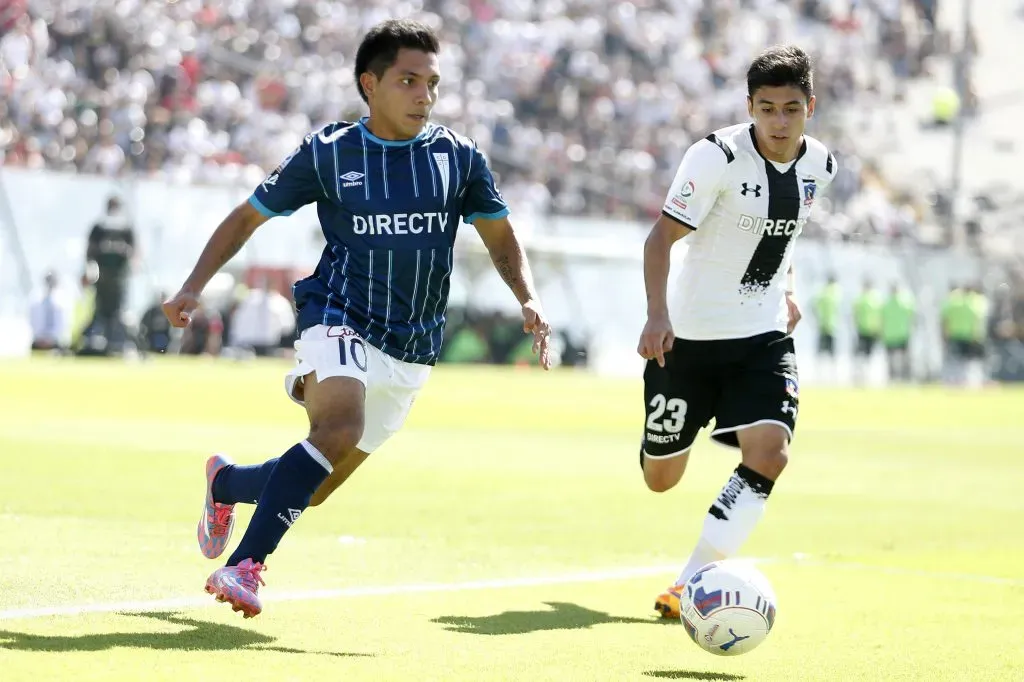 Diego Rojas conduce el balón ante la marca de Claudio Baeza en un duelo entre Colo Colo y Universidad Católica. (Andres Piña/Photosport).