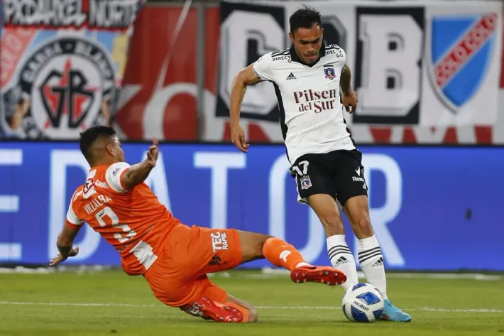 Iván Villalba lucha una pelota contra Gabriel Suazo. (Marcelo Hernandez/Photosport).