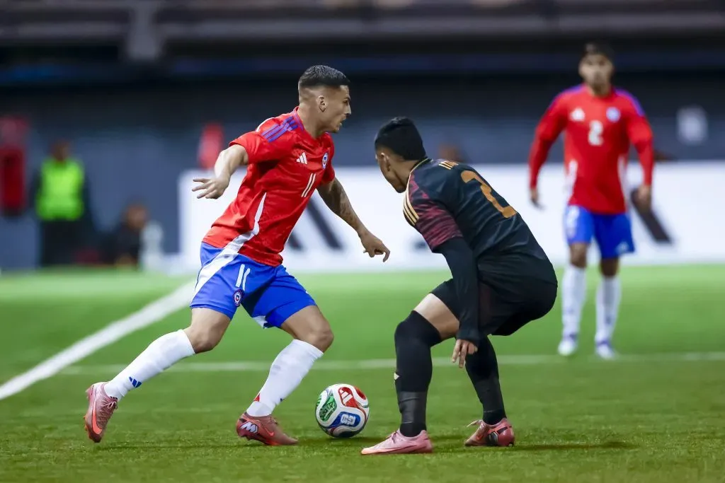 Lucas Cepeda jugando ante Perú. Foto: Pepe Alvujar/Photosport