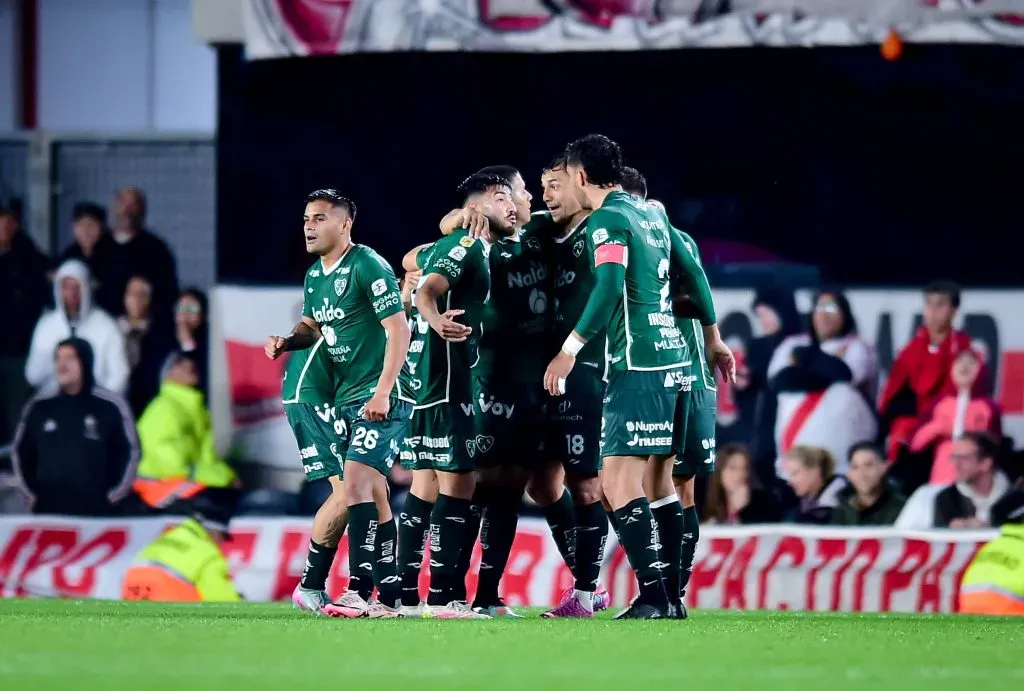 Iván Morales llegó a su sexto gol con la camiseta de Sarmiento en Argentina. | Foto: Getty Images.