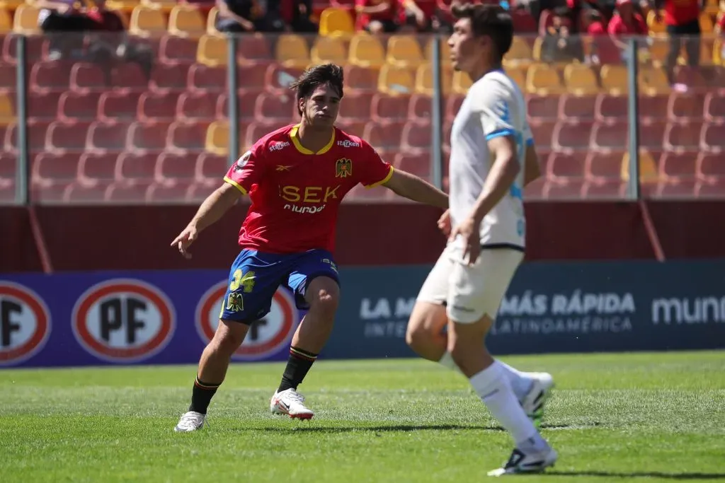 Franco Ratotti le pasó la pelota entre las piernas al portero de Huachipato y abrió el marcador. (Felipe Zanca/Photosport).