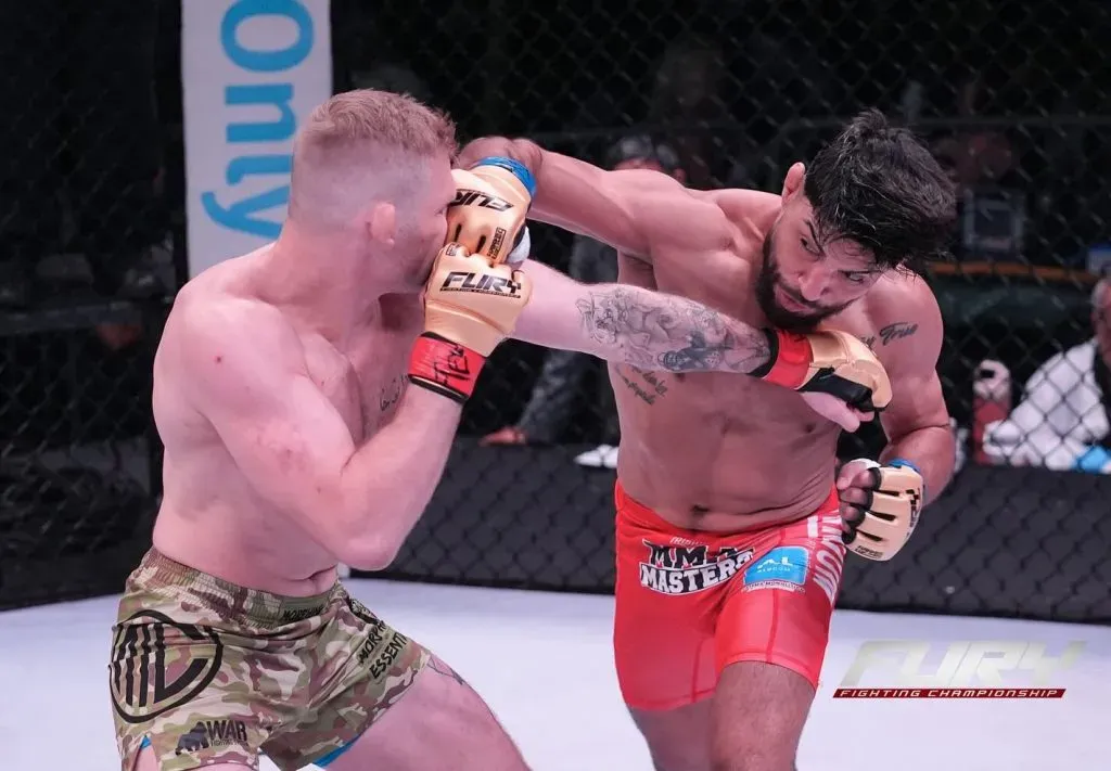 Víctor Valenzuela (der.) buscará su gran contrato en el DWCS de este martes 14 de octubre. (Foto: Instagram @siko.shark)