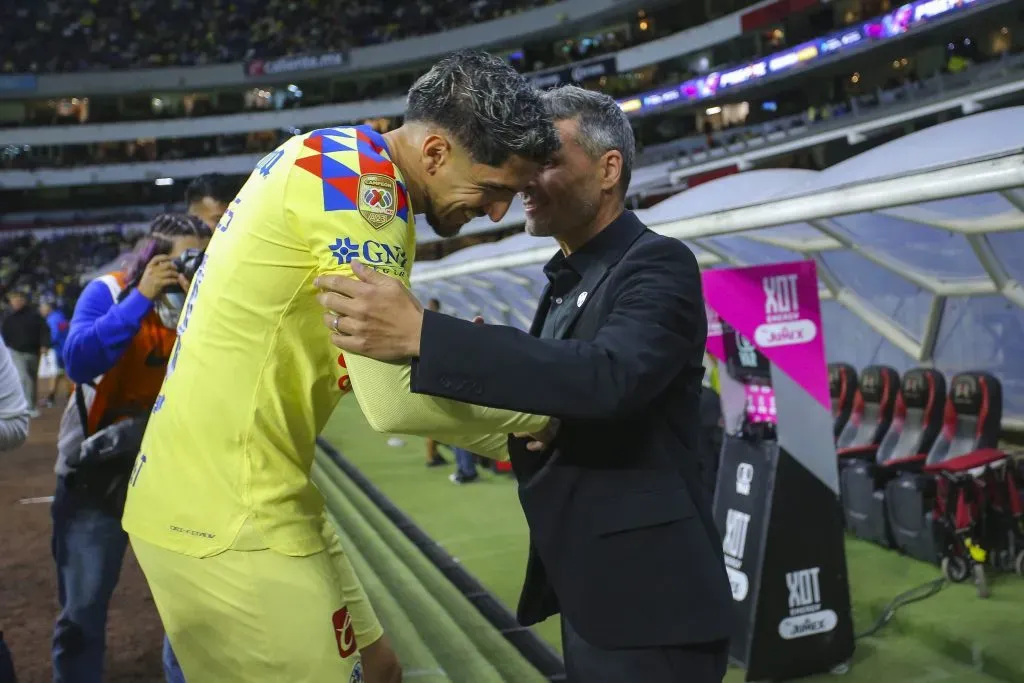 Diego Valdés tiene una gran relación con el Tano Ortiz, actual DT del Cacique. (Agustin Cuevas/Getty Images).