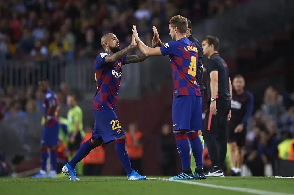 Ivan Rakitic y Arturo Vidal fueron compañeros durante dos temporadas en Barcelona; 2018-19 y 2019-20. (Foto: Aitor Alcalde/Getty Images)