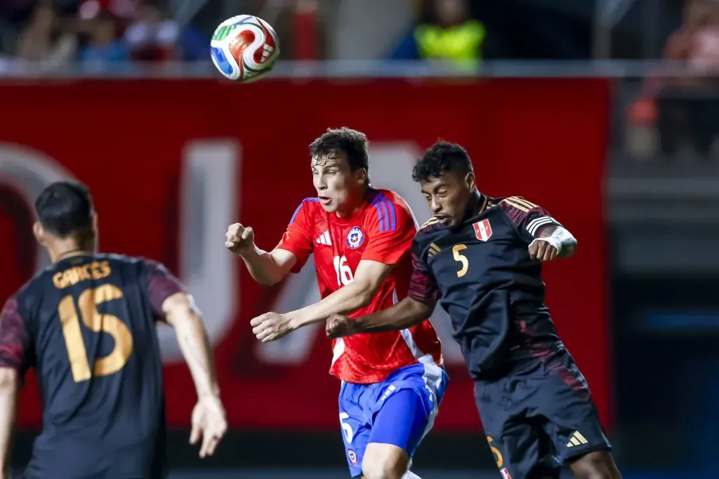 Gonzalo Tapia en acción ante Perú en el amistoso que ganó Chile en La Florida. (Pepe Alvujar/Photosport).