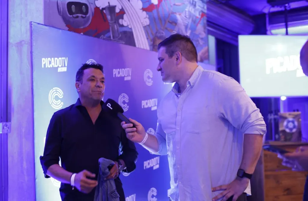 Filippo Borghi como entrevistador de Picado TV con Claudio Palma, invitado al lanzamiento.