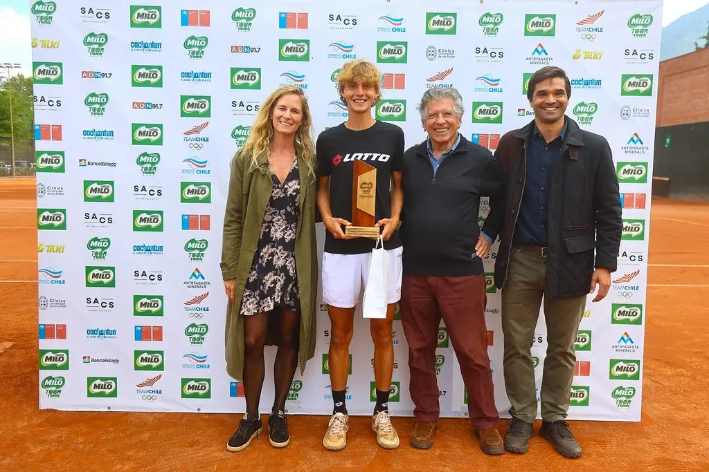 Catalina Fillol le entregó el premio al ganador de la Copa Milo