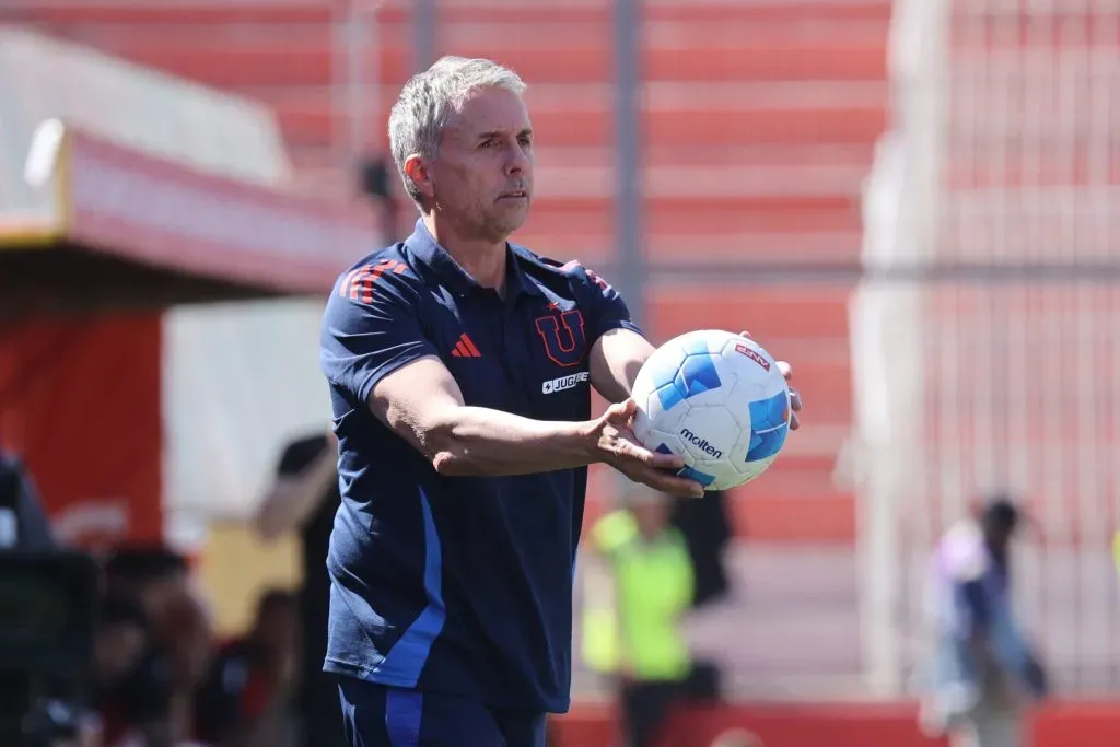 El tema de Gustavo Álvarez ha marcado la discusión de la U. Foto: Dragomir Yankovic/Photosport