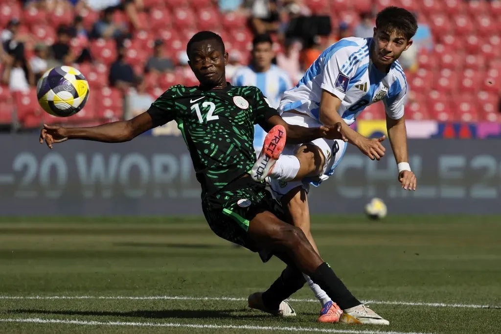 Valentino Acuña y un remate ante Nigeria. (Andres Pina/Photosport).