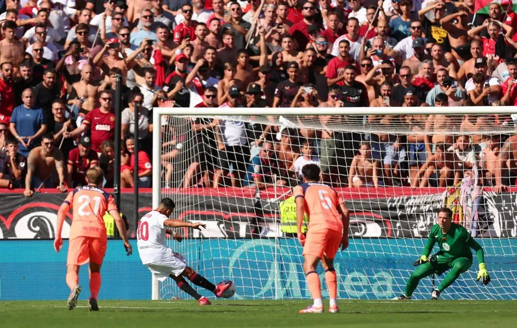 Así pateó Alexis Sánchez un penal ante Barcelona con el Sevilla. (Fran Santiago/Getty Images).