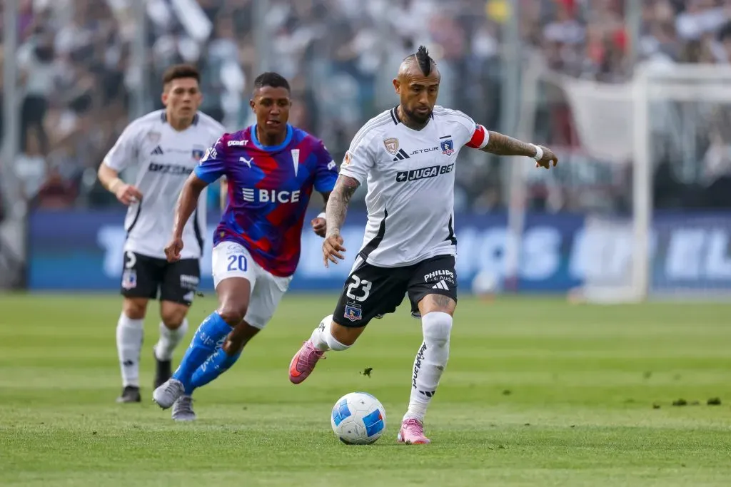 Colo Colo deberá pagar una millonaria sanción tras los hechos sucedidos en el último clásico ante Universidad Católica. | Foto: Photosport.