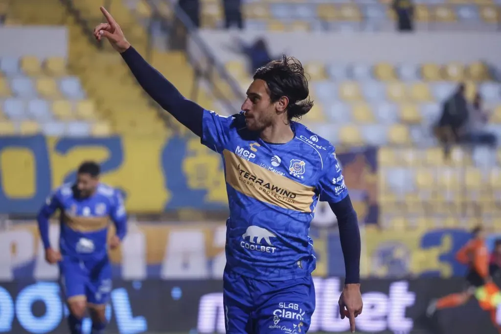 Everton cambia de marca /Photosport