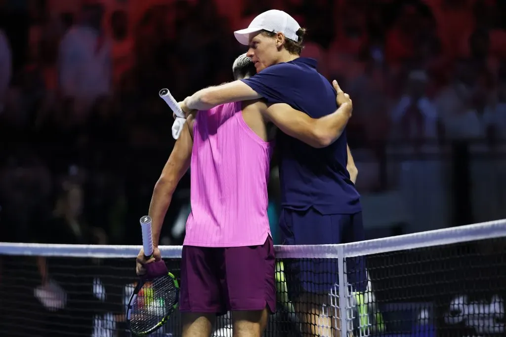 Jannik Sinner demostró su poderío y con contundencia derrotó a Carlos Alcaraz en el Six Kings Slam 2025. (Foto: Clive Brunskill/Getty Images)