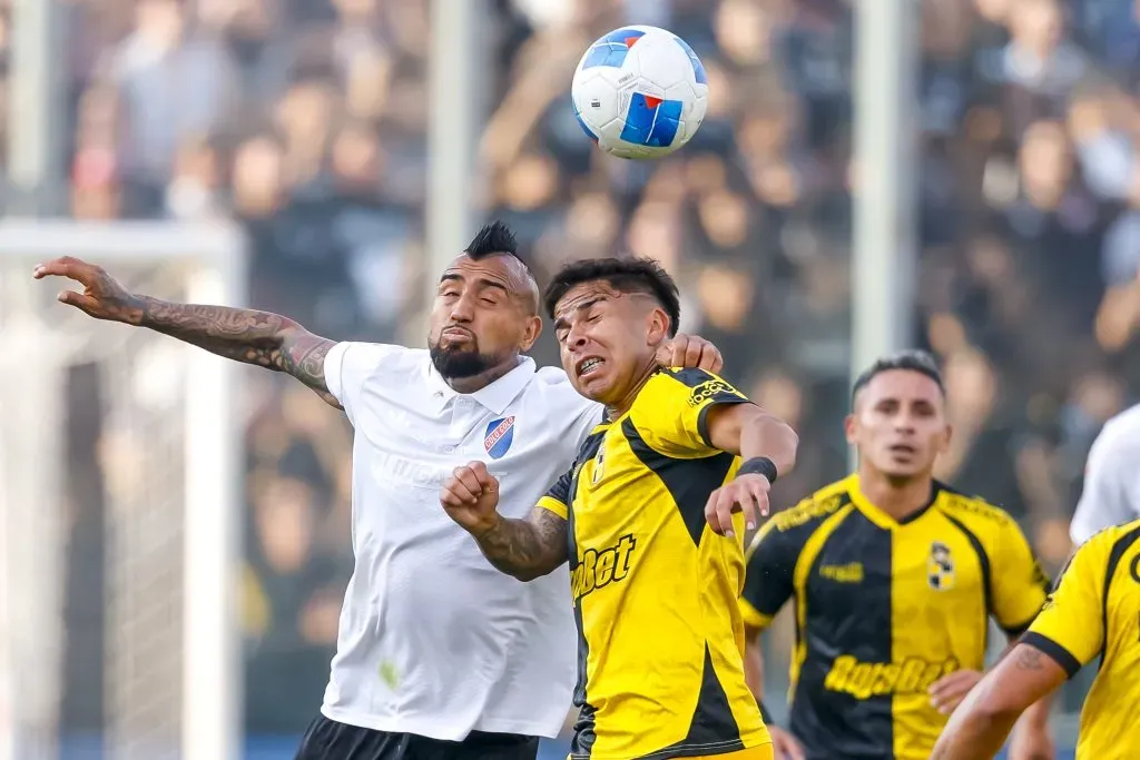 Coquimbo Unido busca consolidar su ventaja ante Colo Colo en el camino al título. Foto: Pepe Alvujar/Photosport