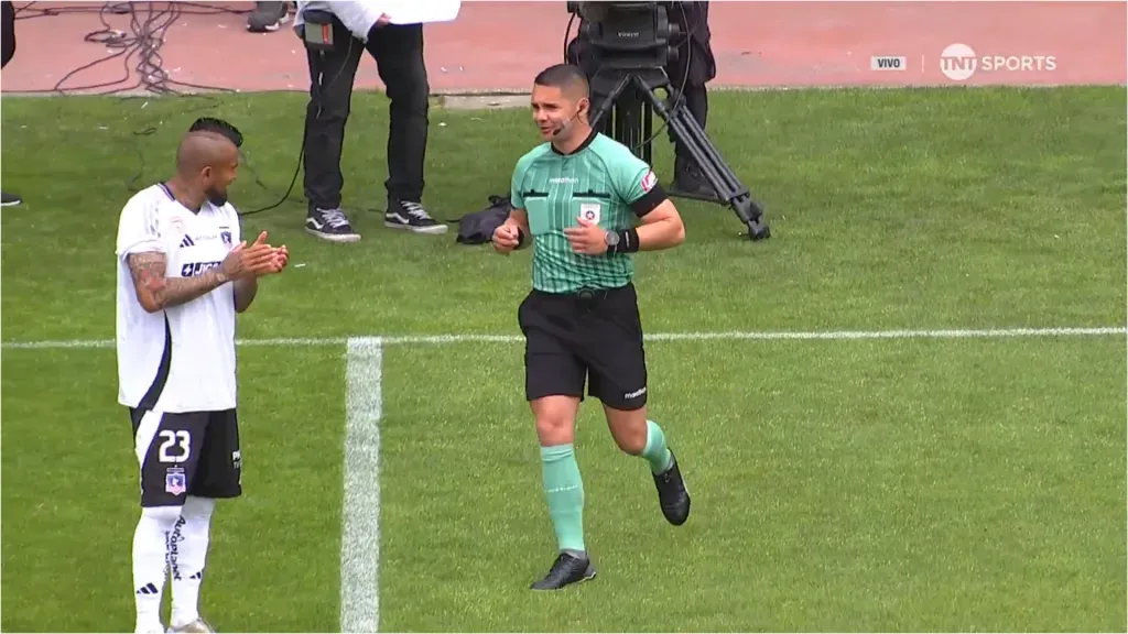 Arturo Vidal aplaude y le da ánimo a Cristian Galaz antes de que diera la decisión del VAR. (Captura TNT Sports).
