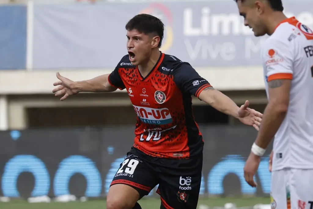 El primero de los dos goles a Cobresal que le anotó Limache /Photosport