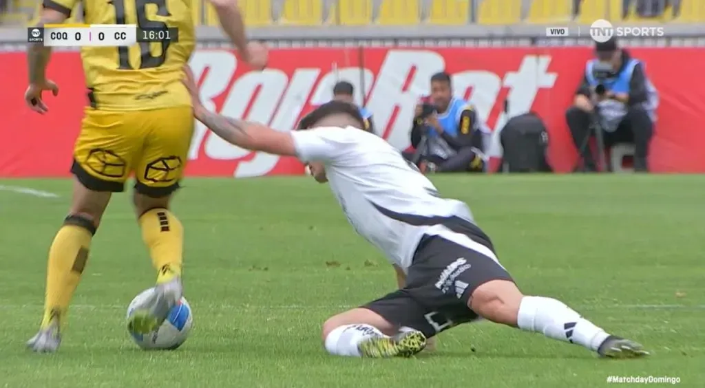 El empujón de Víctor Felipe Méndez a Zavala. (Captura TNT Sports).