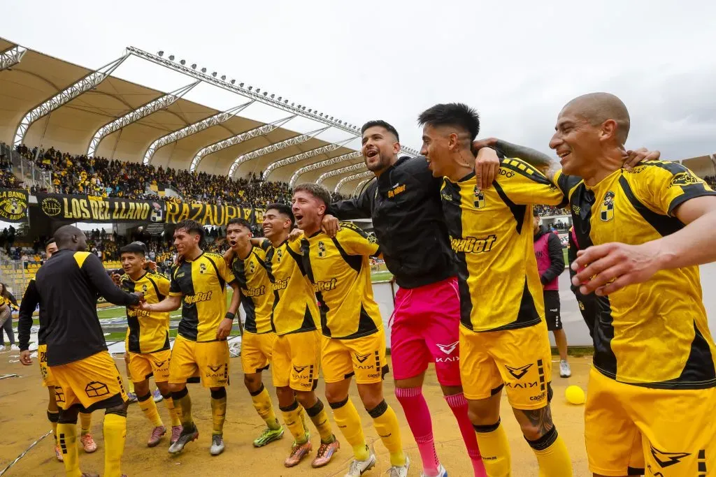 Así celebró Coquimbo Unido la gran victoria ante los albos. (Pepe Alvujar/Photosport