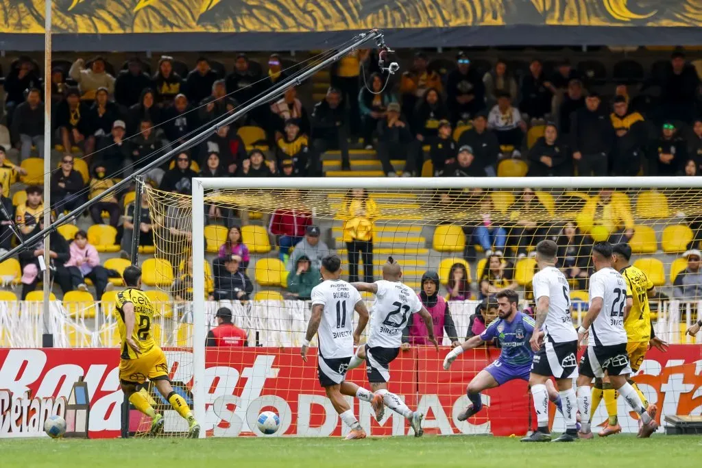 El gol de Bruno Cabrera que fue el nocaut para Colo Colo. (Pepe Alvujar/Photosport).