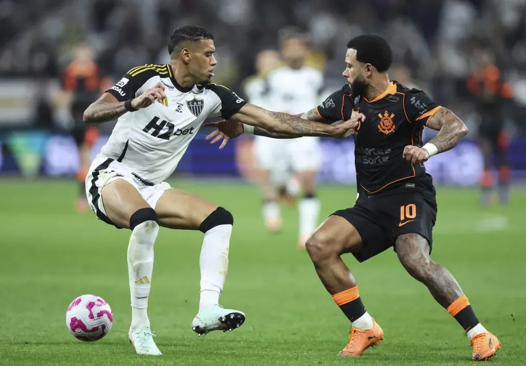 Ruan y Memphis Depay en al disputa del balón en el Corinthians vs Atlético Mineiro | Getty Images