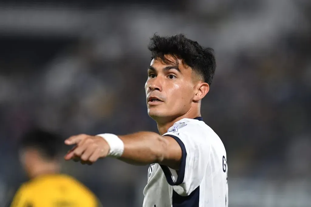 Pablo Galdames tuvo una jornada muy desafortunada en el Rojo. (Christian Alvarenga/Getty Images).