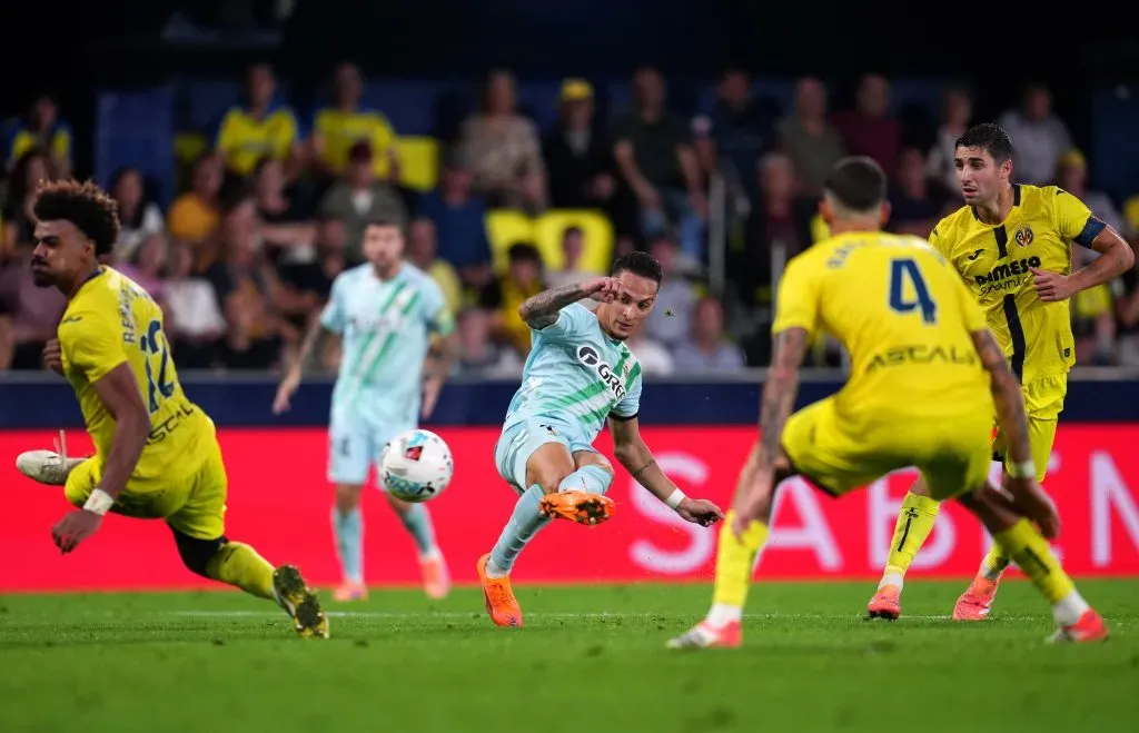 Con este remate, Antony sentenció el empate del Betis ante Villarreal. (Aitor Alcalde/Getty Images).