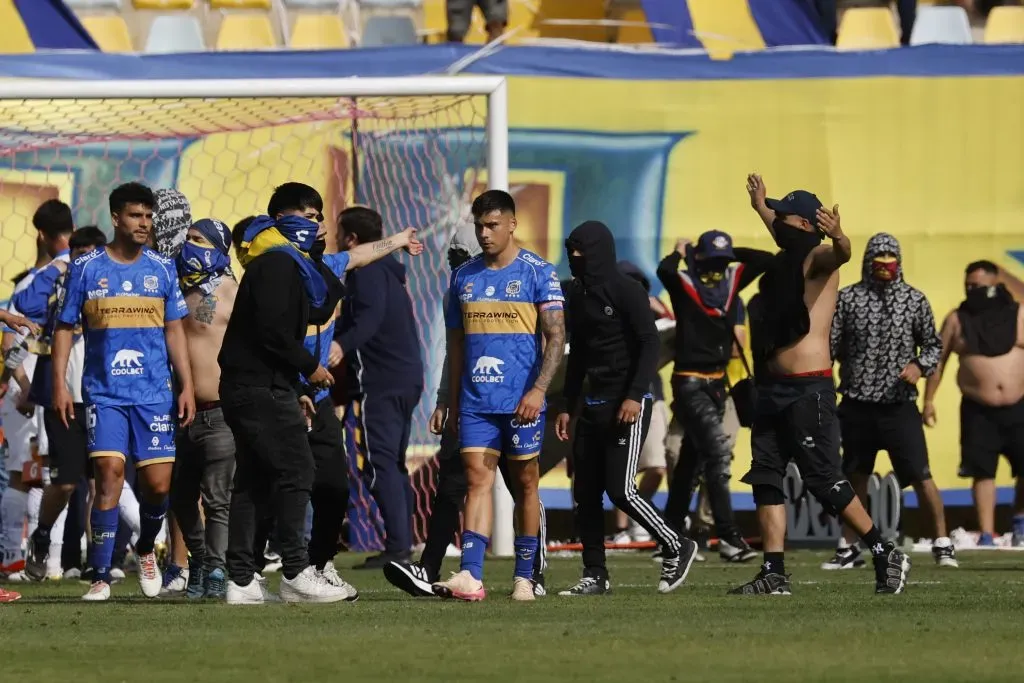 Así fue la invasión en el Sausalito: el duelo entre Everton y U. Católica se terminó antes | Photosport