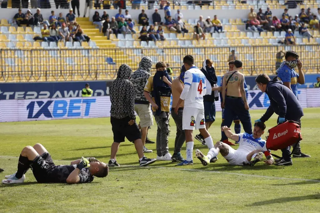 Así quedaron Fernando Zampedri y el Nacho González tras un choque fortísimo. (Raul Zamora/Photosport).