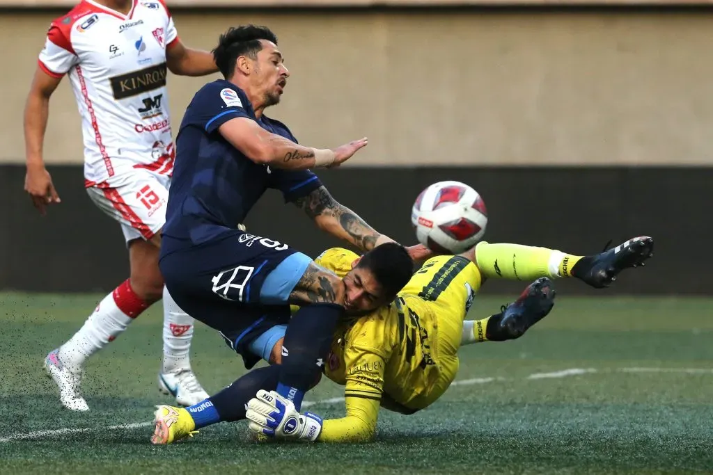 El golpazo de Zampedri a Nelson Espinoza. (Jonnathan Oyarzun/Photosport).