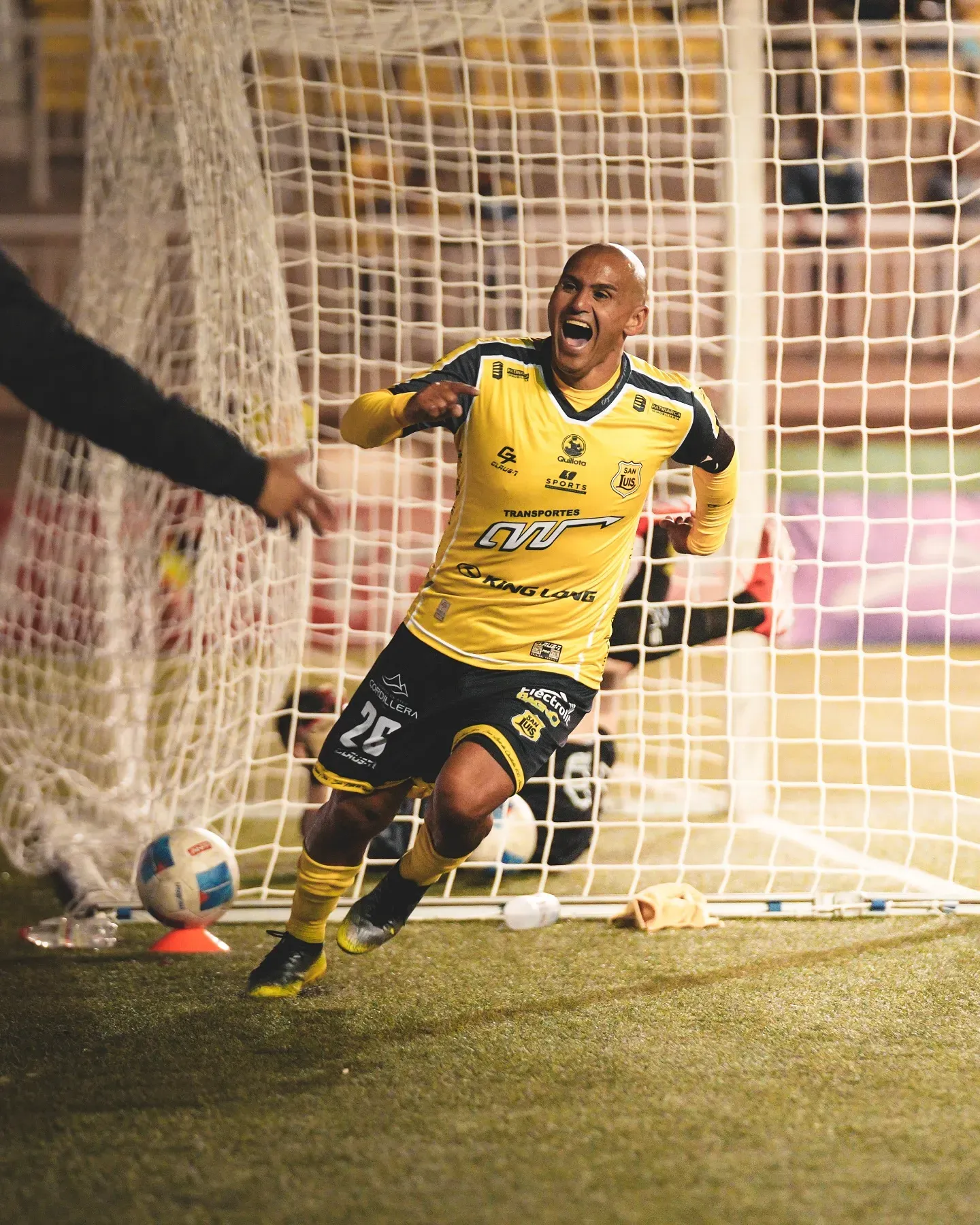 Humberto Suazo cuelga los botines definitivamente.