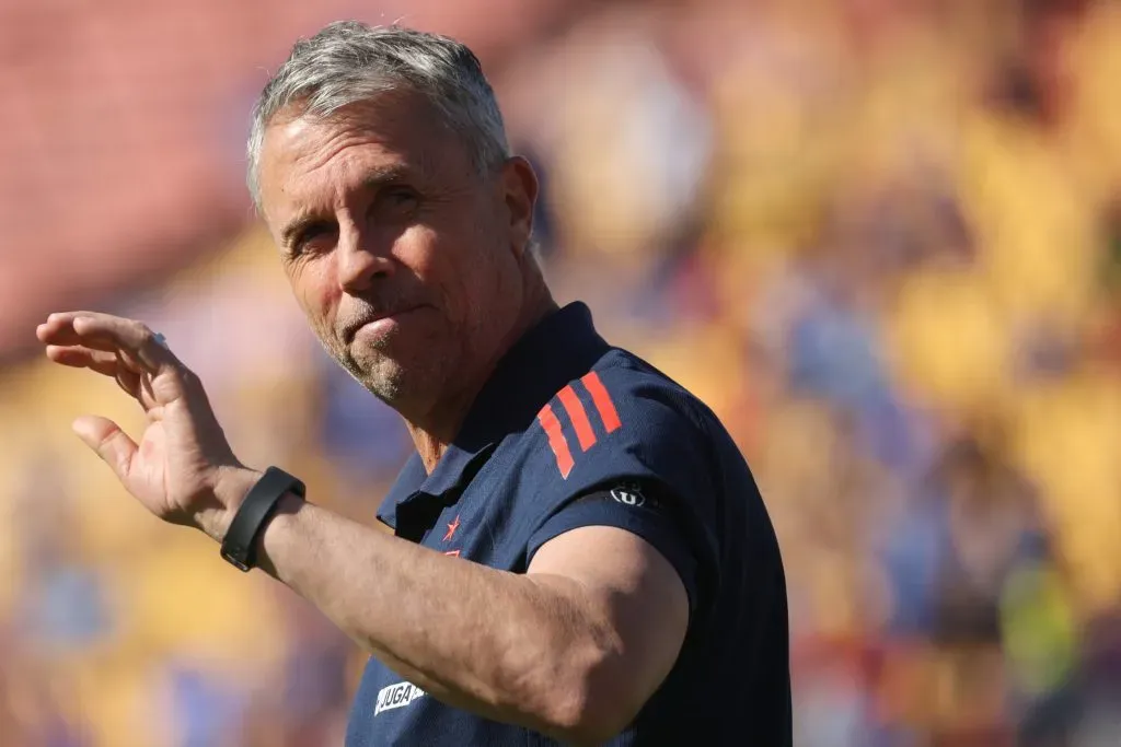 Gustavo Álvarez aseguró que decidirá a fin de año su continuidad, más allá de que tiene contrato hasta 2026 con la U. Foto: Dragomir Yankovic/Photosport