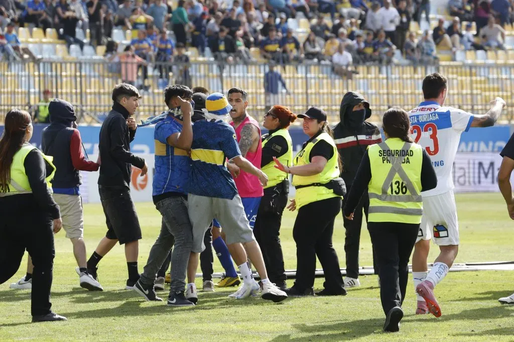 Hinchas de Everton invadieron la cancha del Saulito, golpearon a guardias de seguridad e increparon a los jugadores | Photosport
