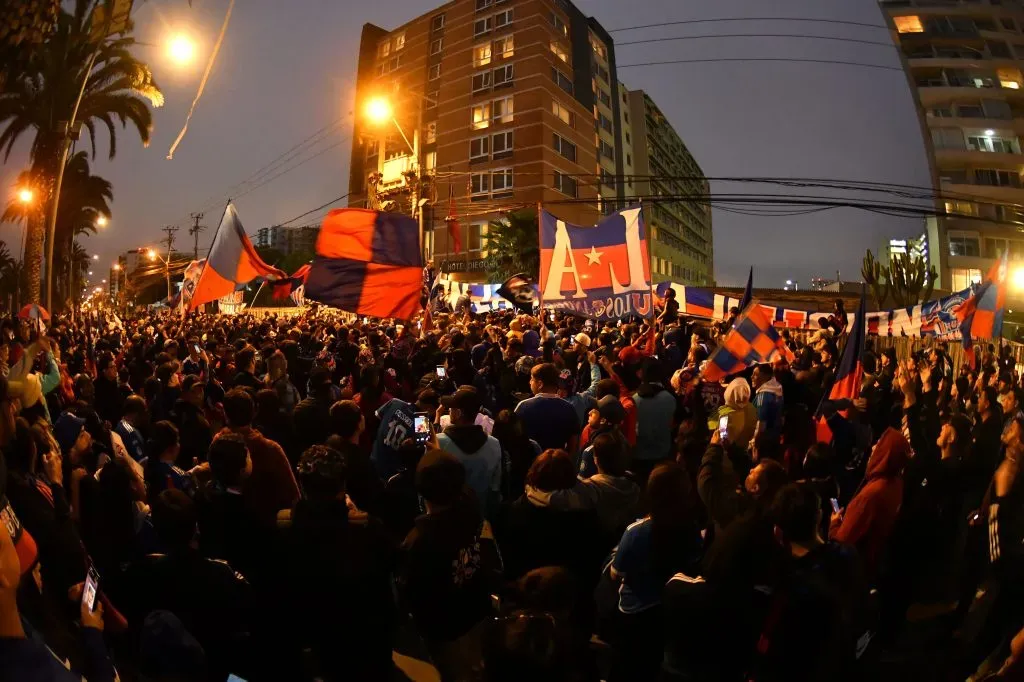 Los hinchas de la U quedaron molestos luego de la suspensión del banderazo. Foto: Alejandro Pizarro Ubilla /Photosport