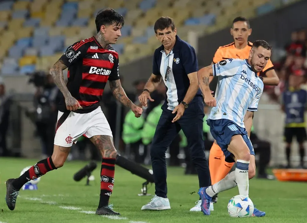 Pulgar enfrentando a Racing, partido en el que fue figura