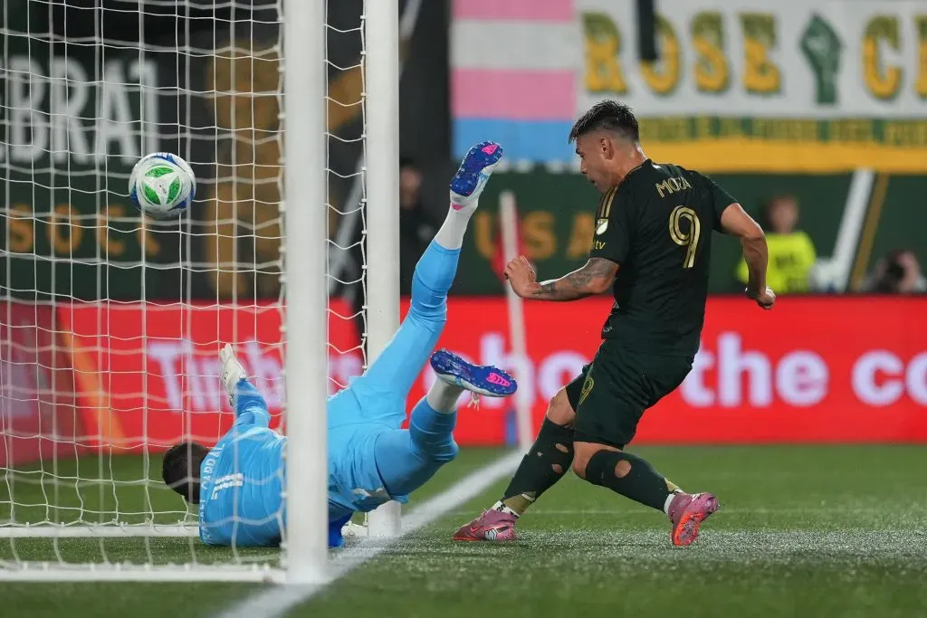 Felipe Mora termina contrato con Portland Timbers, pero pueden renovarlo por una temporada más, lo que hace tiritar a la U. (Photo by Soobum Im/Getty Images)