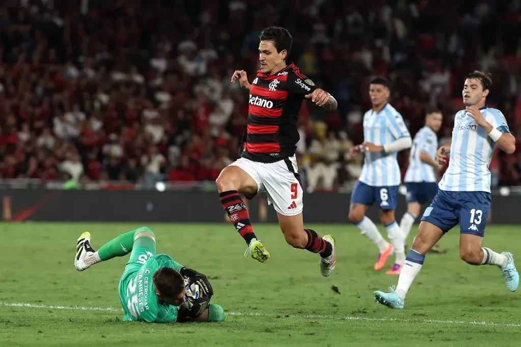 Facundo Cambeses en acción ante el Flamengo. (Wagner Meier/Getty Images).