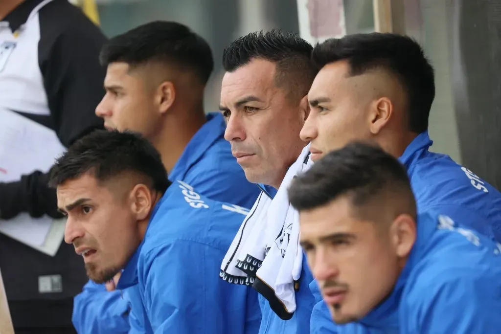 Esteban Paredes en la banca de Santiago Morning. (Dragomir Yankovic/Photosport).